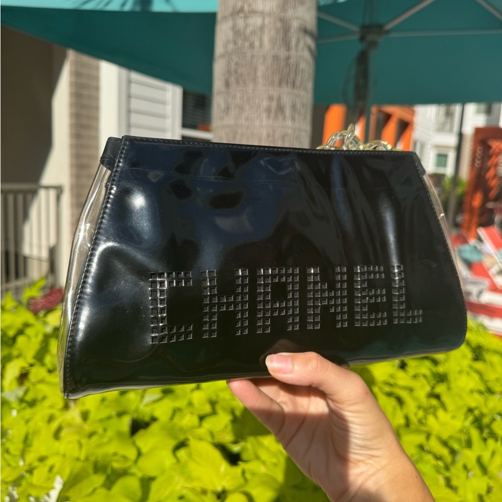 🛑 SOLD 🛑 Vintage Chanel Clutch with Clear Chain – Rare Black Vinyl Purse - Picture 3 of 14
